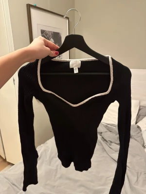 Svart ribbad långärmad topp H&M - Skit snygg topp
