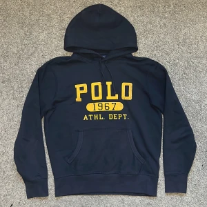 Polo Ralph Lauren Hoodie  - Tja säljer nu denna mörk blåa Polo Ralph Lauren hoodien med tryck i storlek S för endast 499kr! Pris är ej hugget i sten, hör av er i dm vid funderingar! 🙌