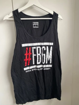 Svart linne från FSBN med tryck - Svart linne med text 