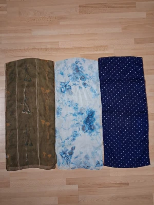 3st tunn scarf  - Säljer 3st tunna och lätta scarf. Halsduken är rektangulär och har en luftig känsla, perfekt att knyta på olika sätt. Materialet känns som polyester eller liknande och ger en snygg retrovibe.