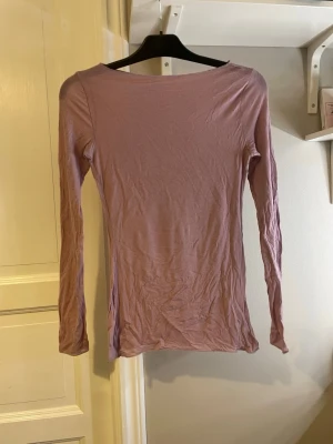 Intimissimi tröja lila  - Säljer nu min supersnygga intimissimitröja då den inte kommer till användning hos mig! Den är i ett tunt väldigt mjukt material som kramar om kroppen snyggt. Tröjan är använd mycket men är i fint skick, förutom att jag råkat fastna med tröjan så den har ett väldig litet hål på ena armen som jag lätt sytt igen, någon som är enkelt att fixa med tråd och nål hemma! Tröjan är i storlek M. Priset går att diskuteras !