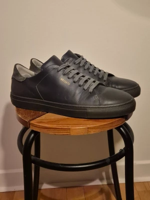 Axel Arigato sneakers - Skorna är väldigt sparsamt använda och sulan är i gott skick. Storlek 45 egentligen men jag skulle nog säga att dem funkar för 44 också då dom är små i storleken. Skriv vid frågor😁 pris går att diskutera...