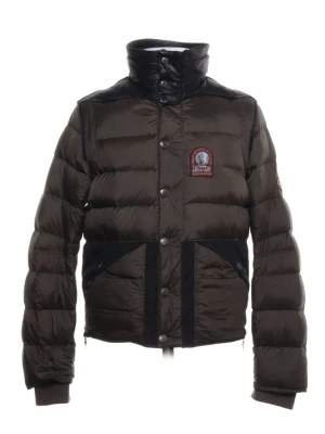 Mörkgrön dunjacka från Parajumpers - Snygg mörkgrön dunjacka från Parajumpers med svarta skinn detaljer och hög krage. Jackan har quiltad design, tryckknappar framtill och två stora fickor. Perfekt för kalla dagar och har en cool badge på bröstet. 