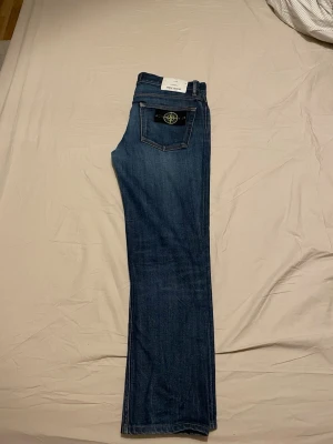 Blå jeans från Stone Island - Hej!  Säljer dessa grymt snygga Stone Island jeans då jag inte har användning för dom längre.  Jeansen är väldigt bra skick och har inga fläckar, hål eller dylikt!  Färg - Mörkblå  Skick - 9/10  Storlek - 31/34  Hör av er om ni har några frågor! 