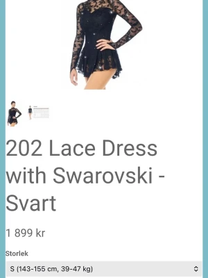 Svart spetsklänning med Swarovski - Svart maskeradklänning i spets med långa ärmar och glittrande Swarovski-stenar. Klänningen har en figurnära överdel och utsvängd kjol, perfekt för cosplay eller temafest. Materialet är genomskinlig spets med dekorativa detaljer som ger en lyxig känsla.