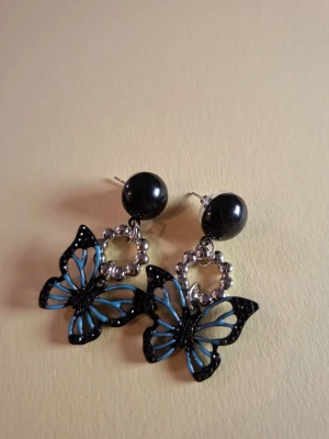 Svarta örhängen med fjärilar - Fler fina accessoarer finns på min profil 💍  More exquisite accessories on my profile listings.