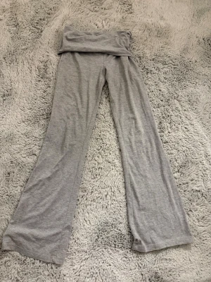 Mörkgråa yogabyxor - Mörkgråa yogabyxor från Gina tricot i storleken 146/152. Säljer för att de är för små. Tvättade några gånger men annars inga större tecken på användning.