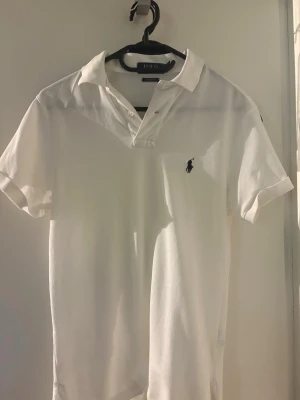 Vit pikétröja från Polo Ralph Lauren - Tja, säljer den en piké från Ralph lauren, den är i bra skick, den har ett par fläckar på baksidan som knappt syns men utöver det är den som ny, säljer den då den inte passar längre, 