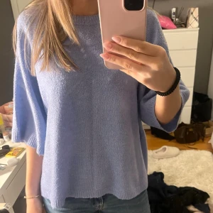 Ljuslila stickad tröja 157 XS - Mysig ljuslila stickad tröja från 157 med avslappnad passform och trekvartsärmar. Tröjan har en enkel, stilren design och är gjord i ett mjukt material som känns skönt mot huden. Perfekt att matcha med jeans för en chill look.