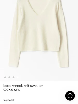 Vit stickad v-ringad tröja Monki - Säljer denna jättefina krämvita stickade tröja från Gina tricot. Den är i storlek XS och o alpaca blend. Super bra skick, bara använd 1-2 gånger. Skön och sticks inte. Nypris är 400 kr!💗