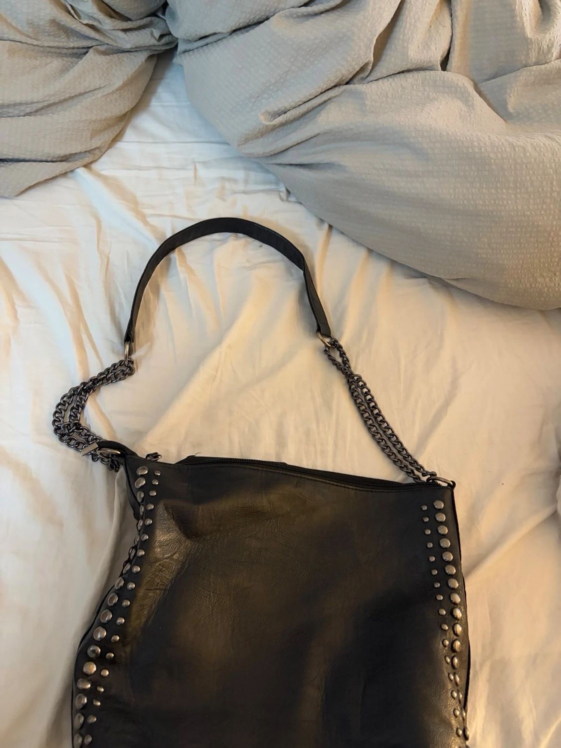 Svart handväska med nitar och kedja