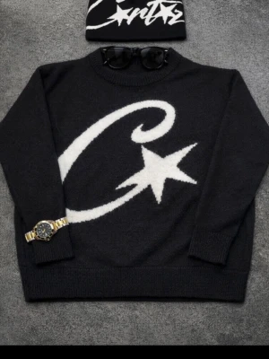 Stickad tröja & mössa  - Stickad tröja med mössa i size S allt är helt ny och finns i grå och svart färg 