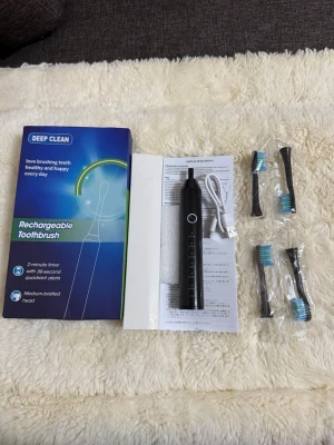 Elektrisk Tandborste - Elektrisk tandborste i svart från Deep Clean med 4 st borsthuvuden, USB-laddkabel och olika borstlägen. Borsthuvudena har blå och vita strån. Levereras med originalförpackning och instruktioner. Helt ny aldrig använd.
