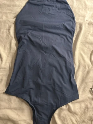 Mörkblå body  - Mörkblå halterneck body från Zara. Typ skims material.