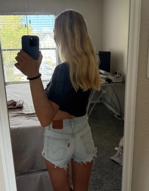 Levi’s shorts - Säljer dessa ljusblå Levi’s shortsen. Knappt använda, helt i nyskick!! Nypris 700 kr!