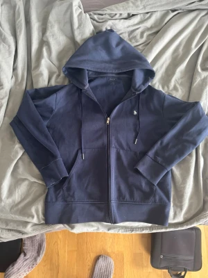 Polo Ralph Lauren zipup - Jag hade sagt att den är i helt okej till mycket bra skick då jag använt den i flera år men inga synliga defekter finns. Jag tror den ända defekten är att jag tvättat den för många gng och då färgen har ändrats lite, annars är den bra. Storlek S, vid frågor kom DM