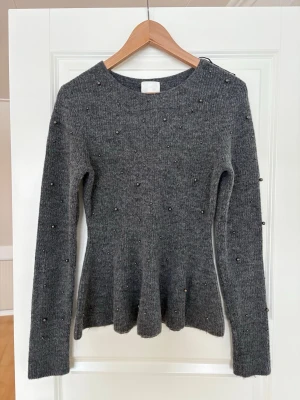 Stickad tröja med pärlor M nyskick  - Storlek M pris 229kr