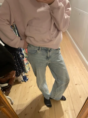 Ljusblå baggy jeans - Säljer ett par ljusblå baggy jeans med avslappnad passform och klassisk femficksdesign. Jeansen har hög midja och raka ben, perfekta för en chill och trendig look. Materialet är denim i bomull och färgen är tvättad ljusblå. Super gulliga jeans men säljer då dom är lite för korta! Skriv för mer bilder- använda typ 2 ggr och är så sköna i midjan och passformen är perfekt🫰🫰