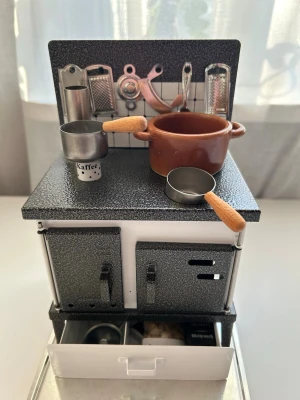 Mini-kök  - Realistiskt mini-kök med fullt fungerade tillbehör. Från det exklusiva tyska märket Huss. ”Tiny cooking” har länge varit trendigt på TikTok och Instagram, och detta är perfekt till det! Går också att ha som samlarobjekt eller för att bränna rökelse/kåda i (läs mer på hussincense.com) Nypris över 1000 kr.