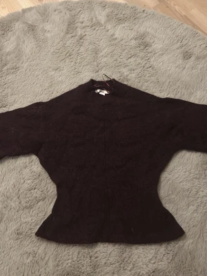 Tröja  - Stickad tröja från Gina. Aldrig använd. Strl xxs men funkar för mig som vanligtvis har S