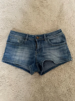 Lågmidjade jeansshorts  - Fina lågmidjade jeansshorts i storlek xs/s! Midjemåttet är 37cm! 