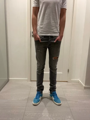 Dondup George Jeans  - Säljer nu dessa Dondup George jeans med snygga slitningar i populär design, skriv för fler bilder/frågor🙌🏼