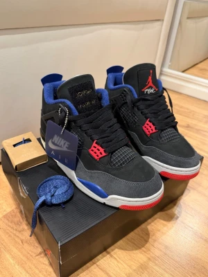 Jordan 4  - Jordan 4 Retro Rare Air ( Gold lettering)   Säljer helt nya Jordan 4 med guld text i storlek 40 för endast 2000kr. Skorna har sällsynt guldfärgad text och det medföljer även blå extra skosnören. Skriv vid intresse, köparen står för frakten. Endast seriösa köpare!