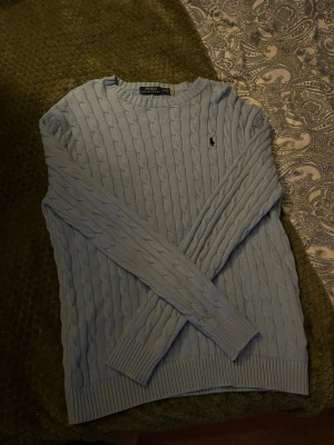Ralph Lauren stickad tröja - Säljer min killes ljusblåa kabelstickade tröja från Ralph Lauren 