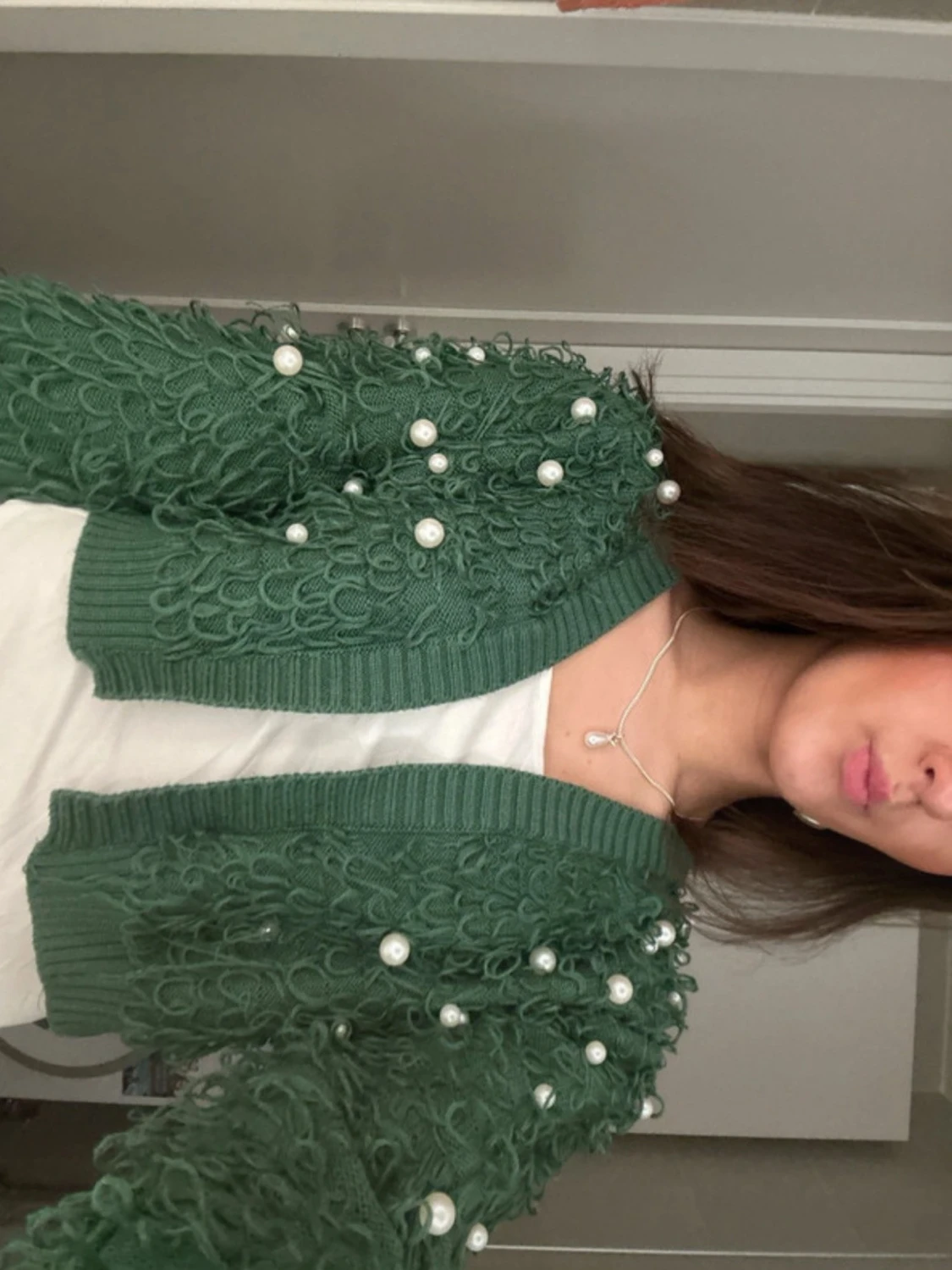 Grön kofta med pärldetaljer