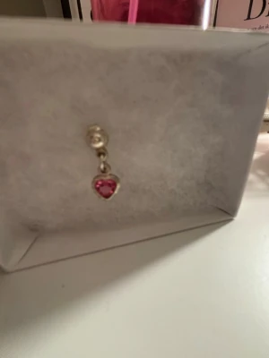 Öron hänge rosa sten - Ett fint! Rosa örhängen med kärlek 🫶🏼.  Jag vet ej vad det är ifrån eftersom jag köpte den på vinted. Men jag betalade 100kr ifall🥰