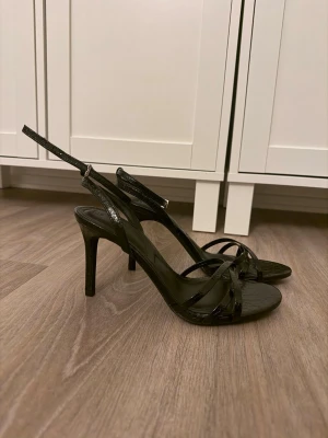 Svarta pumps - Använda 1 gång, klacken är medel hög 