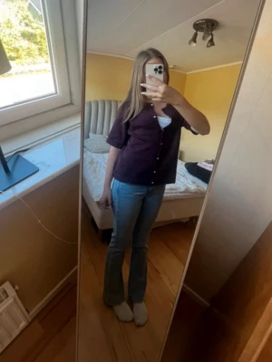 Ljusblå bootcut jeans - Snygga ljusblå jeans med bootcut-modell och klassisk femficksdesign. Jeansen har en normal passform och är perfekta för dig som gillar en retroinspirerad look. Tillverkade i mjukt denimtyg som ger en bekväm känsla hela dagen. Storlek 158 