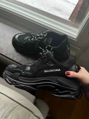 Balenciaga Triple S svarta sneakers - Använd 3 gånger , inga fläckar 🤍 Sitter perfekt  Köpt från italien, säljer billigt Skickar snabbt 📦
