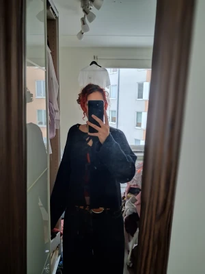 Mörkblå stickad tröja - Mysig mörkblå stickad tröja med rak passform och långa ärmar. Tröjan har en enkel design med rund halsringning och är perfekt för lager-på-lager-stil. Passar dig som gillar en avslappnad och stilren look.