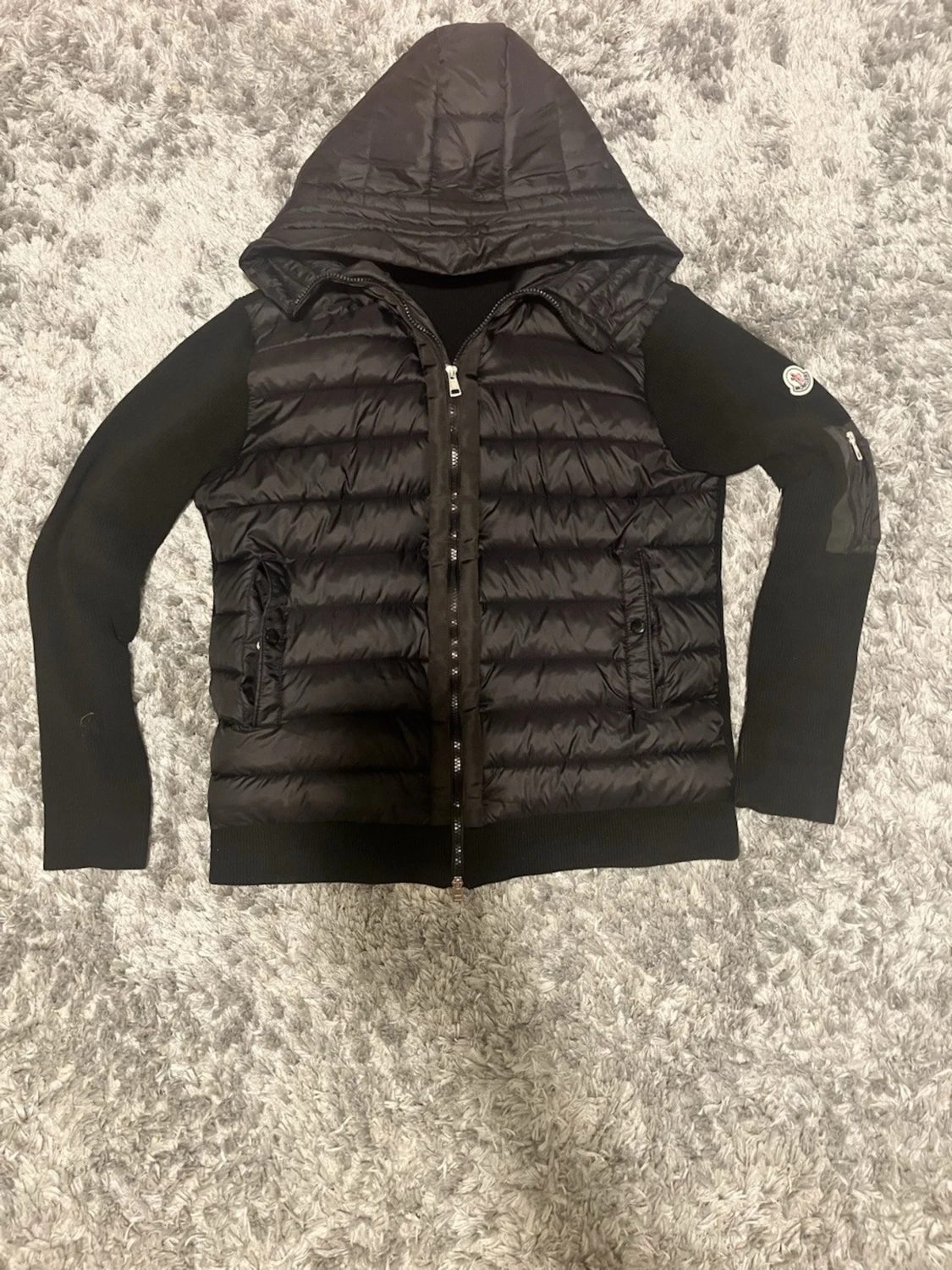 Svart Moncler pufferjacka med huva