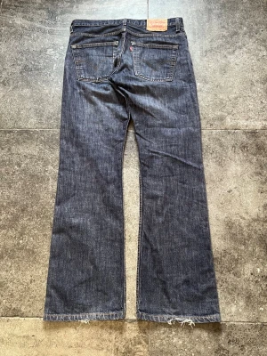 Vintage Flared Levis Jeans - Tja! säljer nu mina otroliga levis 507 i strlk 33/34👏 Har riktigt schyssta slitningar längs fickorna vilket gör dem ännu fetare🫡 tveka inte på att skriva ifall ni har frågor🖖