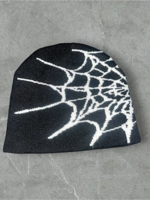 spider beanie  - en bra spider mössa har haft på mig en gång helt ny  mycket bra quality och väldigt soft