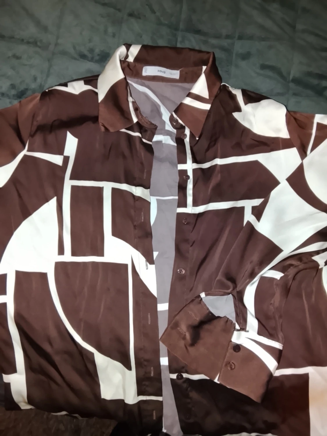 Brunvit mönstrad skjorta silskes liknande från MNG