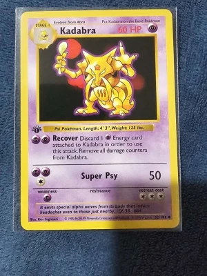 Kadabra #32 1st Edition  - Säljer ett original Pokémonkort av Kadabra från Base Set, nummer 32/102. Kortet har lila och gul ram, med Kadabra i mitten och detaljerad text om attacker och egenskaper. Perfekt för samlare eller Pokémonfans som vill utöka sin samling.