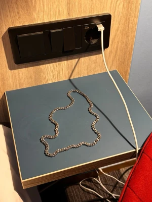 Stål Kedja - Säljer ett halsband kedja i stål. Kedjan har en chunky och glansig finish som ger ett riktigt statement-utseende. Perfekt för dig som gillar att sticka ut med accessoarer och vill ha något som syns.