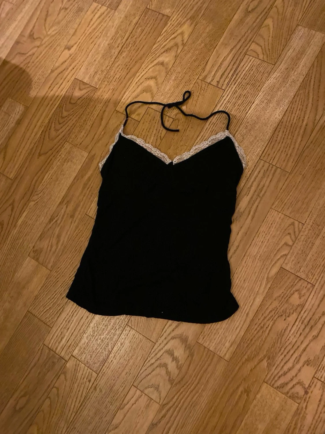 Svart spetsdetaljerad linnetopp