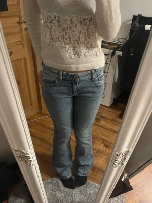 Ginatricot Blå bootcut jeans med låg midja - Snygga blå bootcut jeans med låg midja och klassisk femficksdesign. De är i fint skick men tråden har nog gått upp lite vid innerbenet, det är dock inte ett hål och detta syns inte vid använding💕 Ifrån Ginatricot i storlek 36. Pris kan diskuteras! Postar inom 1-2 dagar 