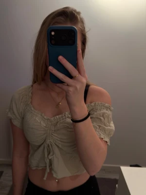 Beige croppad offshoulder topp - Pris går att diskutera. Original pris är 399kr.