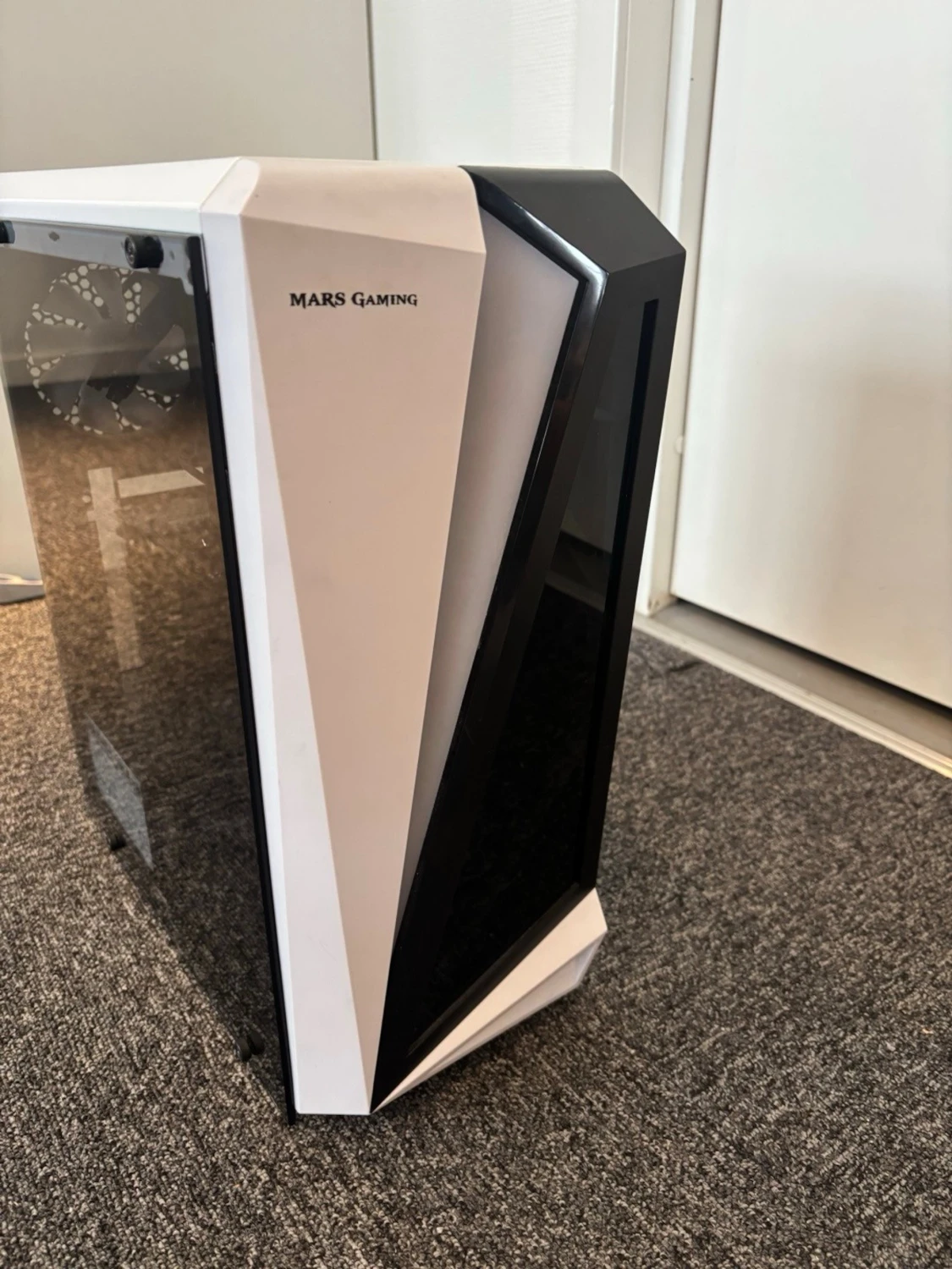 Vit stationär dator med glasfönster - 2