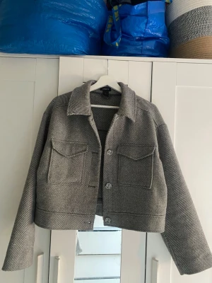 Kappa Lindex  - Snygg kort kappa från Lindex. Mycket bra skick. Storlek M🫶🏼