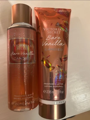 Victoria's Secret Bare Vanilla Candied set - Set med Victoria's Secret Bare Vanilla Candied, innehåller en body mist (250 ml) och en body lotion (236 ml). Båda har en glansig, kopparfärgad design med godismotiv och doft av söt vanilj. Perfekt för dig som gillar söta och lyxiga dofter. Helst oanvänt.