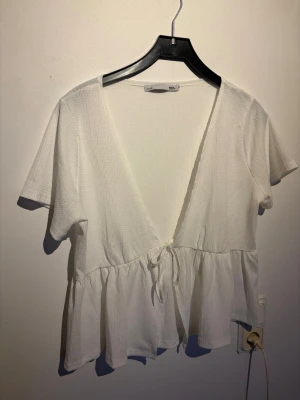 Ny blus ifrån lager 157 - Aldrig använd dock är storlekslappen avklippt stl L 