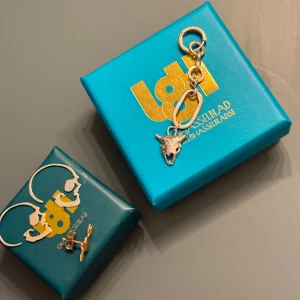 Örhängen  - Superfina L8hasselblad örhängen som inte används längre! De är alla i toppskick, nyrengjorda och nyputsade. Äkta silver och guld🩷Hjärtat kostar 150kr, döskallarna 250kr och det långa kostar 350kr!