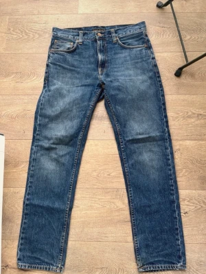 Nudie gritty Jackson w29 L30 - Säljer ett par nudie jeans i modellen gritty Jackson w29 L30. I mycket bra skick skriv angående frågor nypris 1600kr