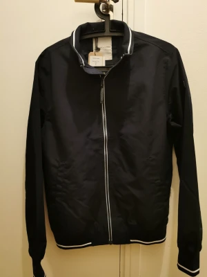 Søndag&sons jacka small - SØNDAG & SONS Aleks Blouson jacket Dark blue Storlek: Small  Nypris 1249kr nyskick prislappkvar  Säljes för 300kr